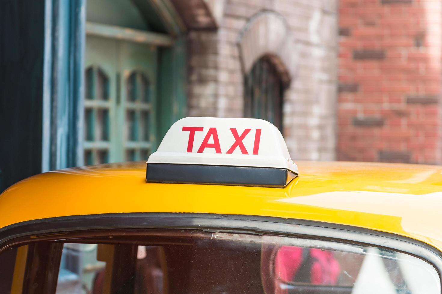 Signo de taxi en el techo de un coche. foto
