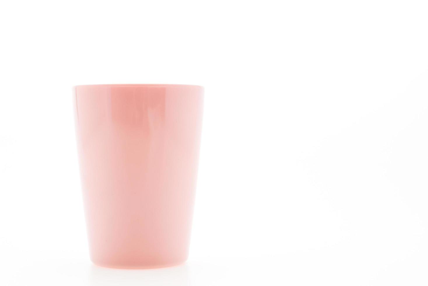 Vaso de agua de plástico aislado sobre fondo blanco. foto