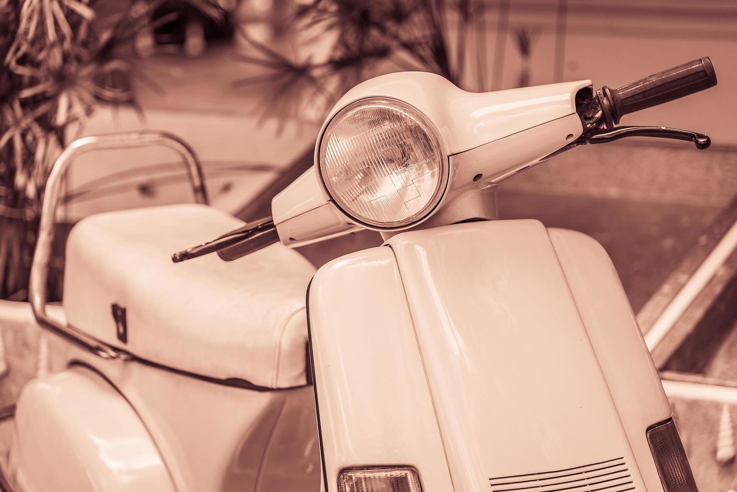 Lámpara de faro vintage de una motocicleta foto