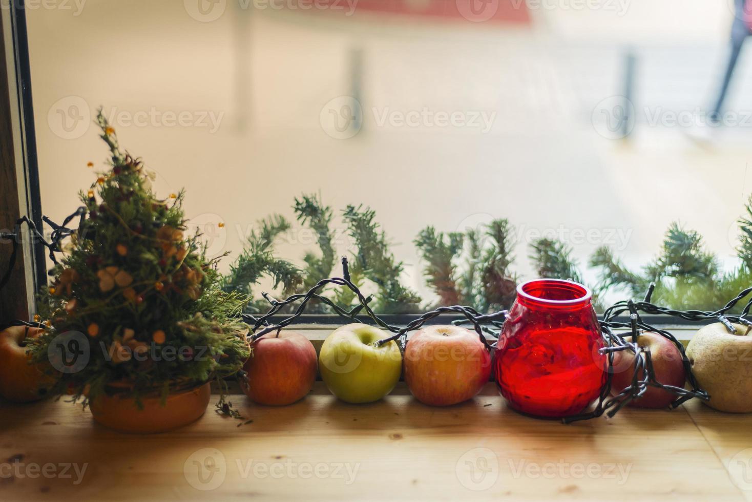 adornos navideños en la mesa foto