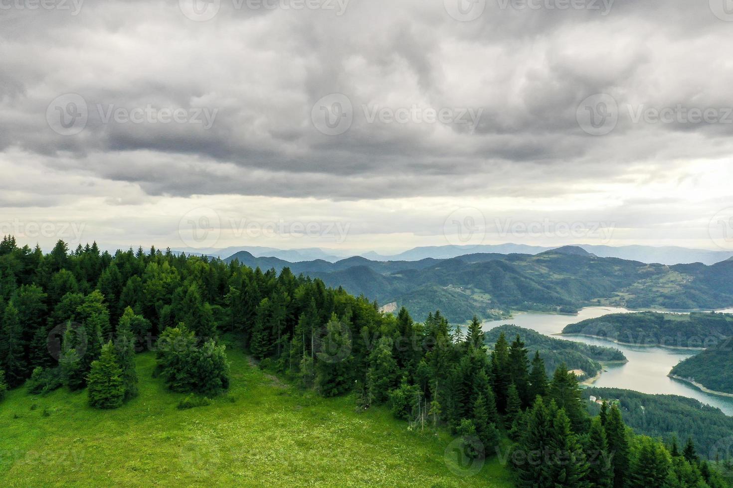 Vista del lago Zaovine desde la montaña Tara en Serbia foto