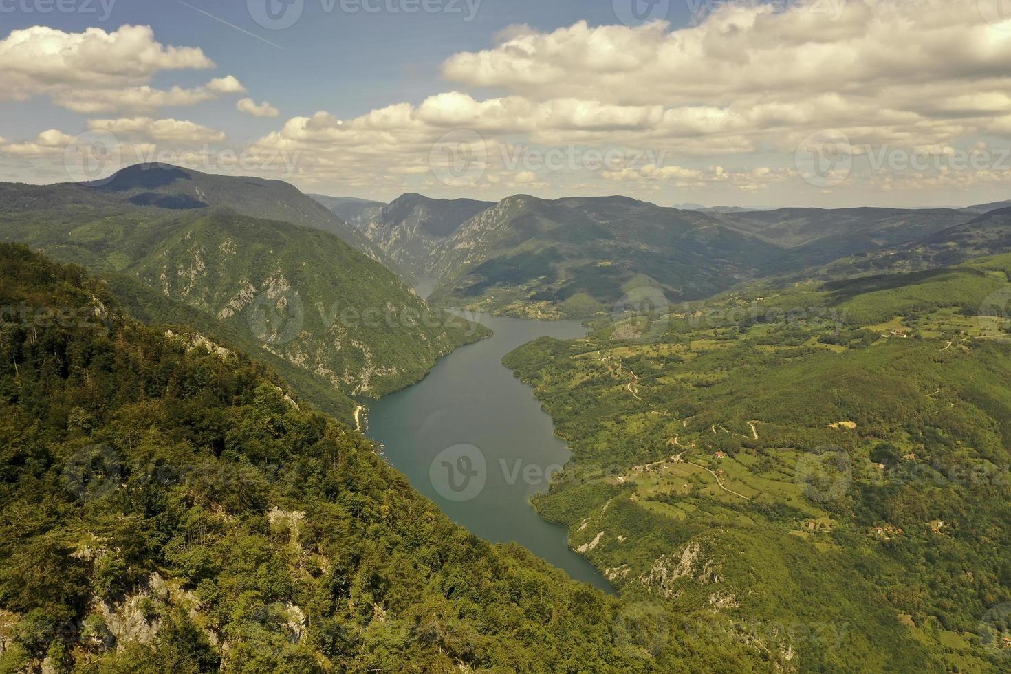 Lago perucac y río drina desde la montaña tara en serbia foto