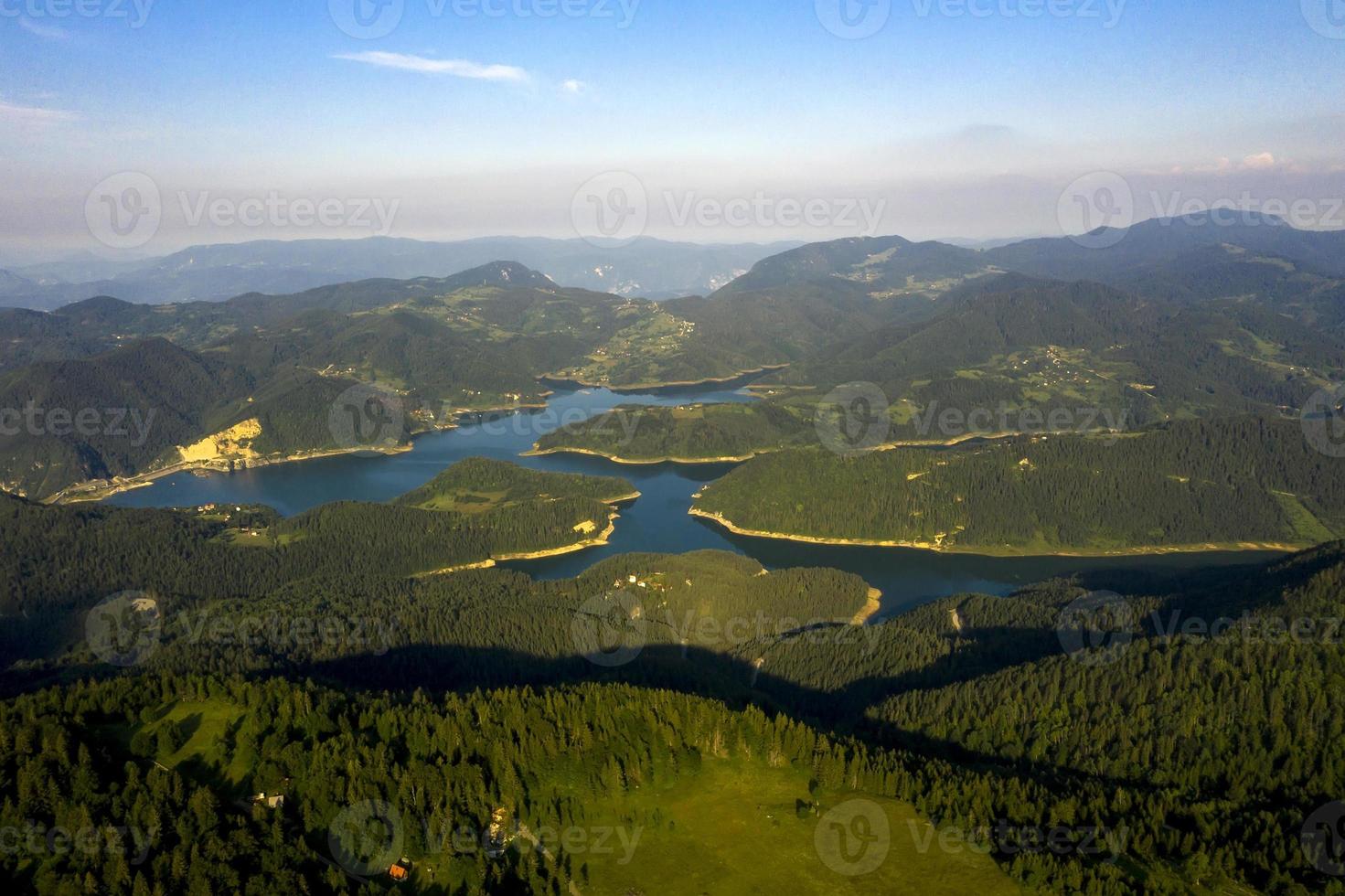 Vista del lago Zaovine desde la montaña Tara en Serbia foto