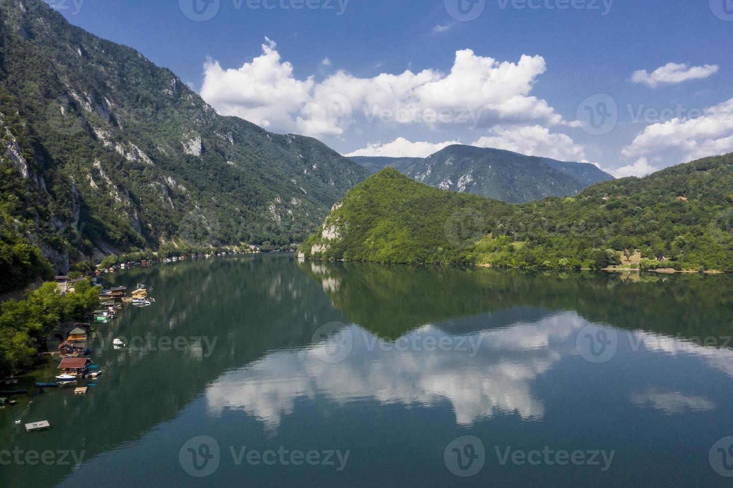 vista al lago percac en serbia foto