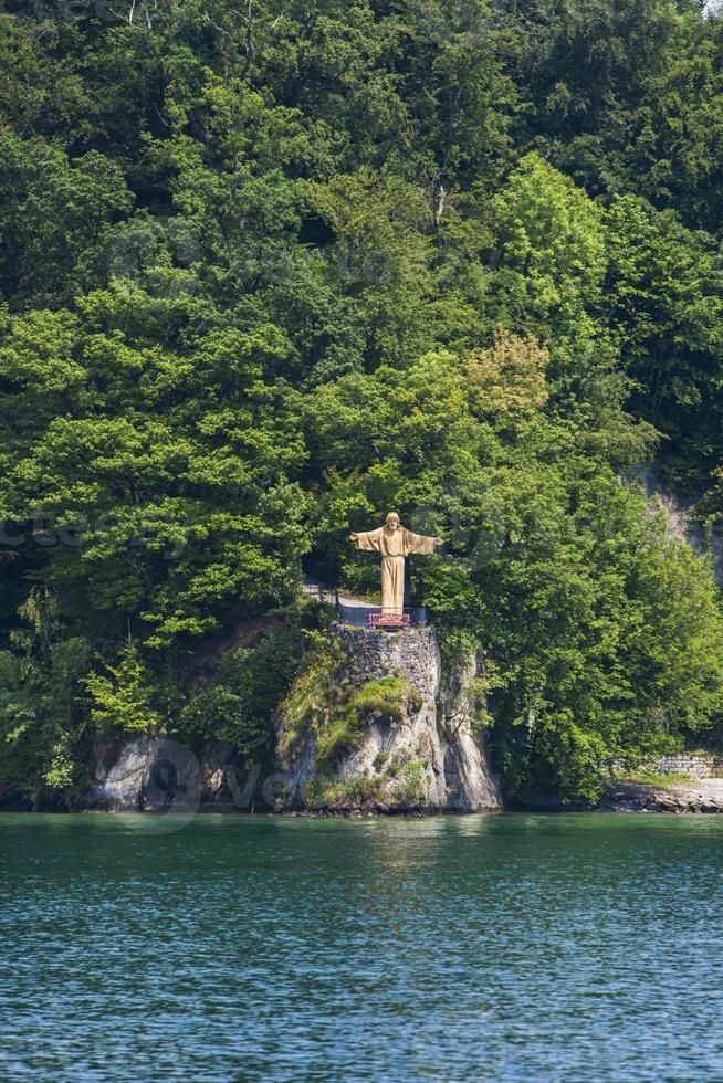 Estatua de Jesucristo en el lago de Lucerna en Suiza foto