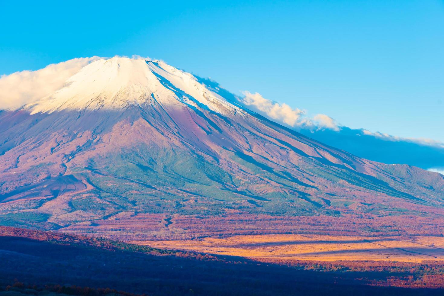 hermoso mt. fuji en el lago yamanaka, japón foto