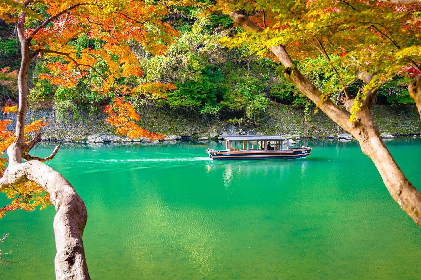 Barco en el río Arashiyama en Kioto, Japón foto