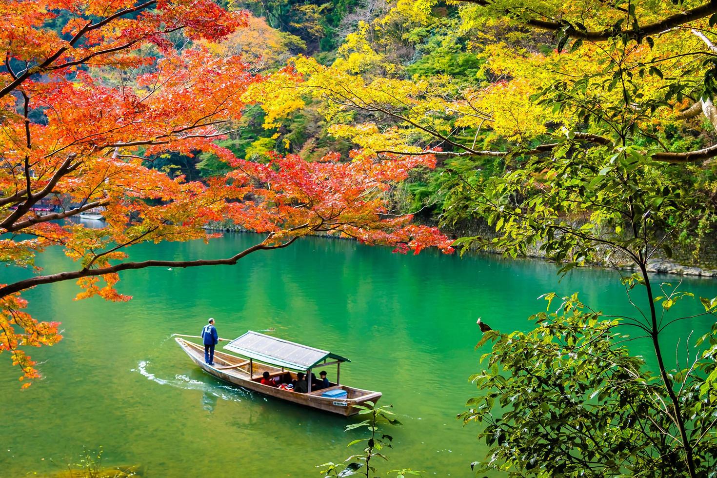 Barco en el río Arashiyama en Kioto, Japón foto