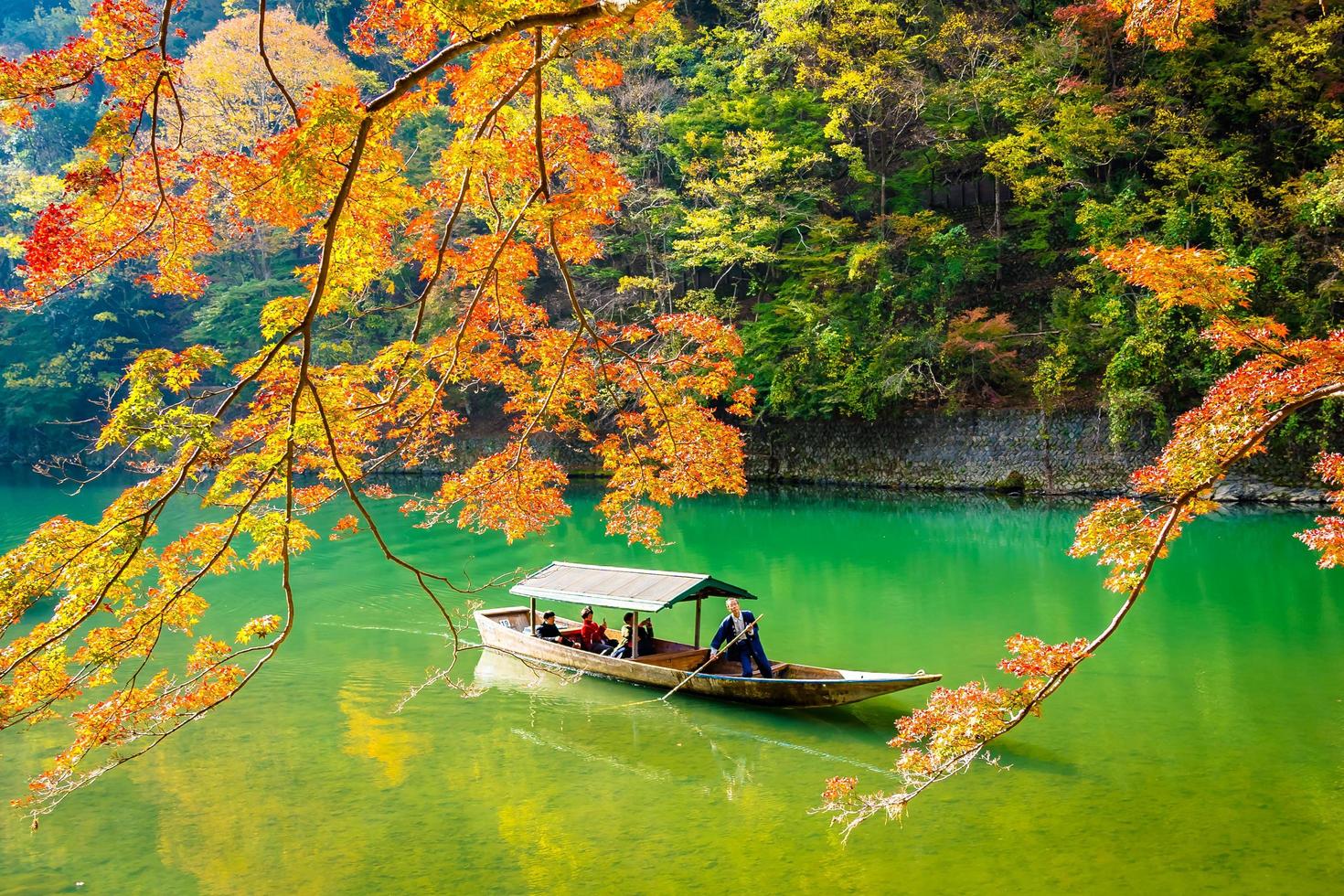 Barco en el río Arashiyama en Kioto, Japón foto