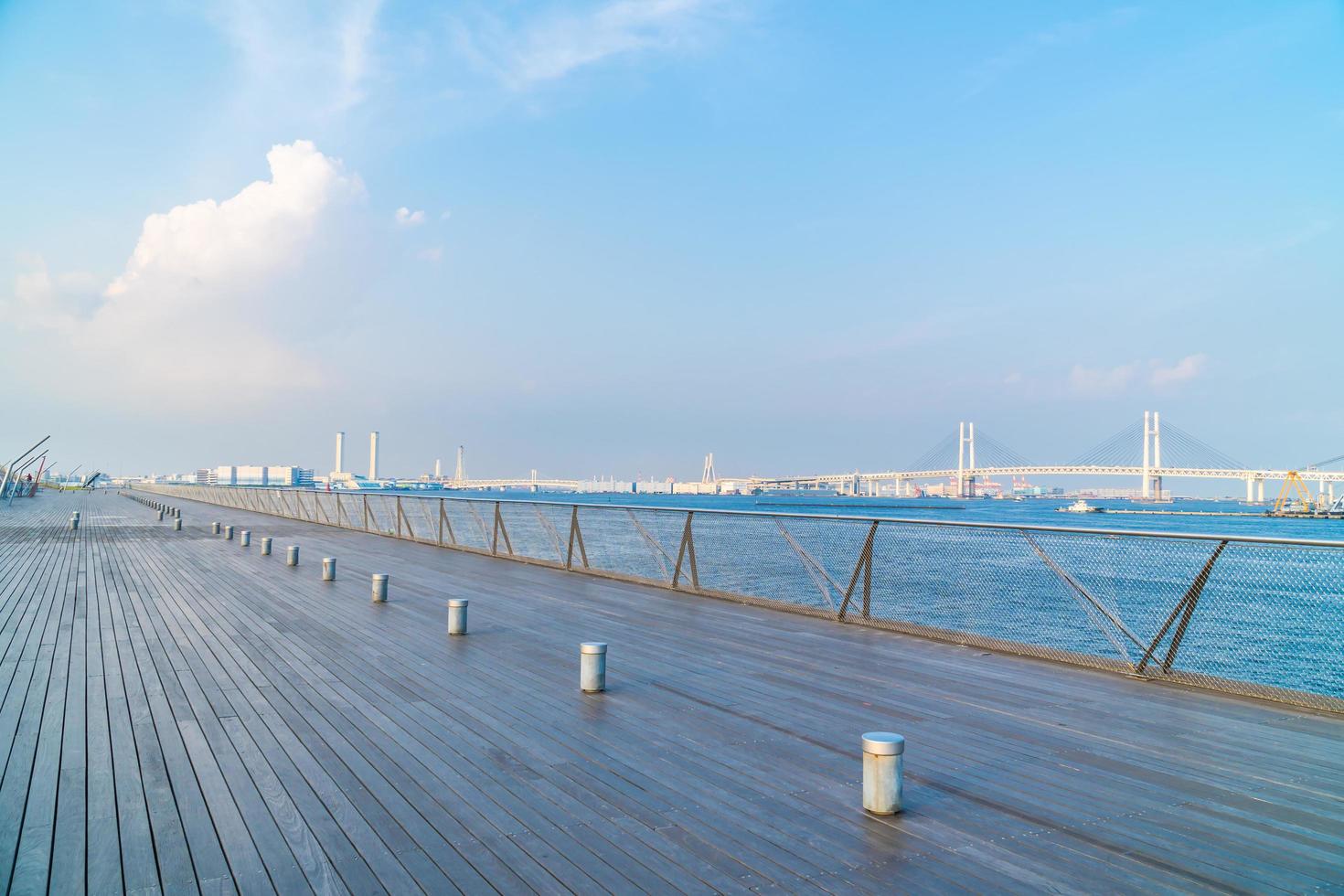 muelle o puente de osanbashi con el hermoso horizonte de la ciudad de yokohama foto