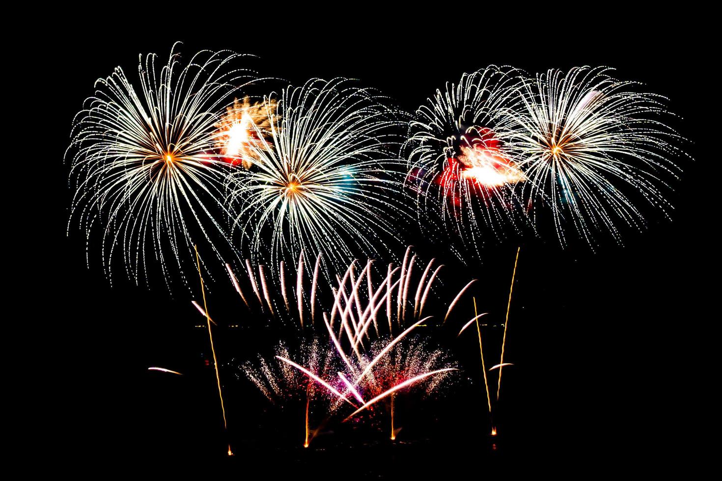 hermoso espectáculo de fuegos artificiales en el cielo negro foto