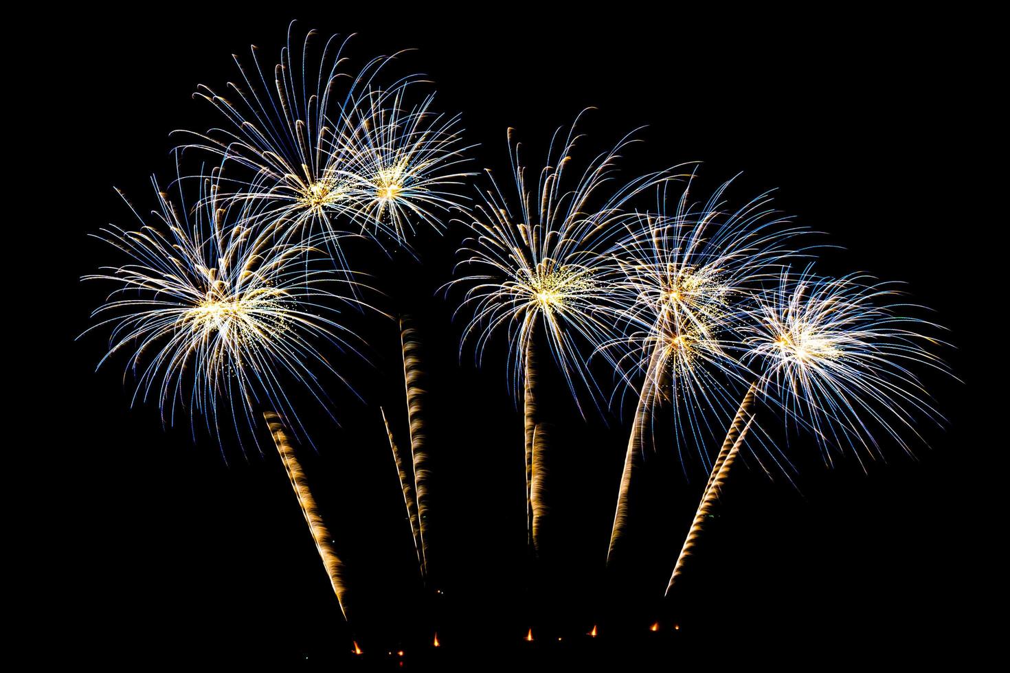 hermoso espectáculo de fuegos artificiales en el cielo negro foto