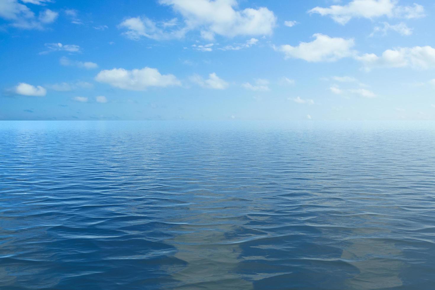 paisaje marino con cielo azul nublado al atardecer foto