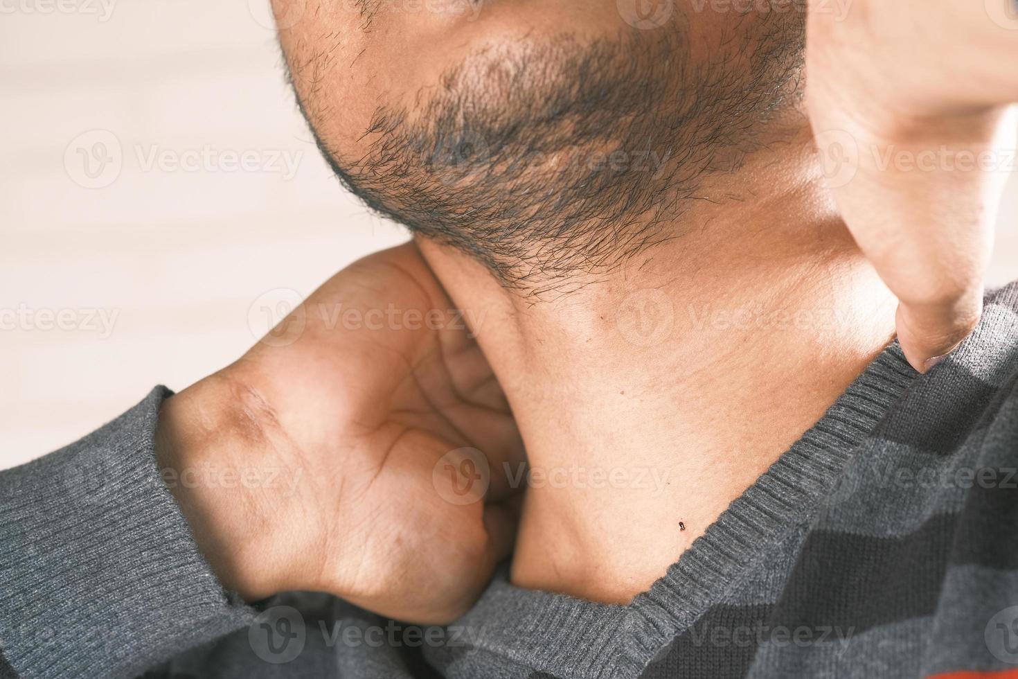 primer plano, de, un, hombre, cuello foto