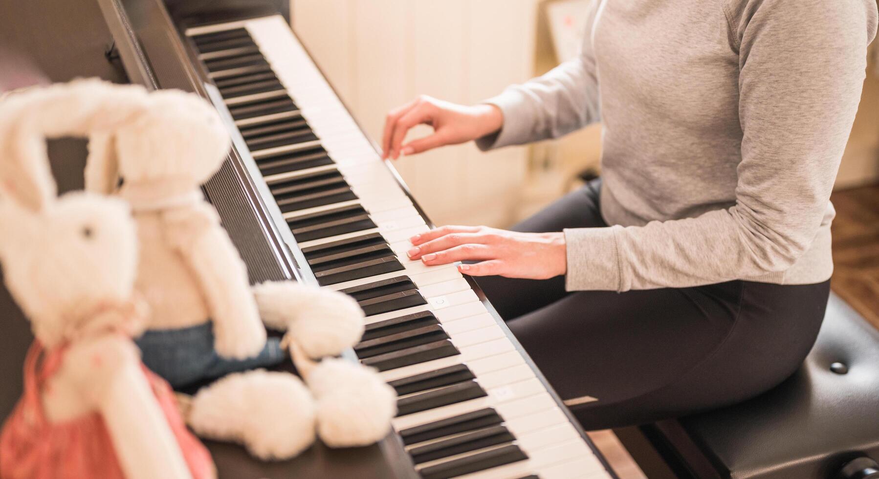 mujer caucásica tocando el piano foto