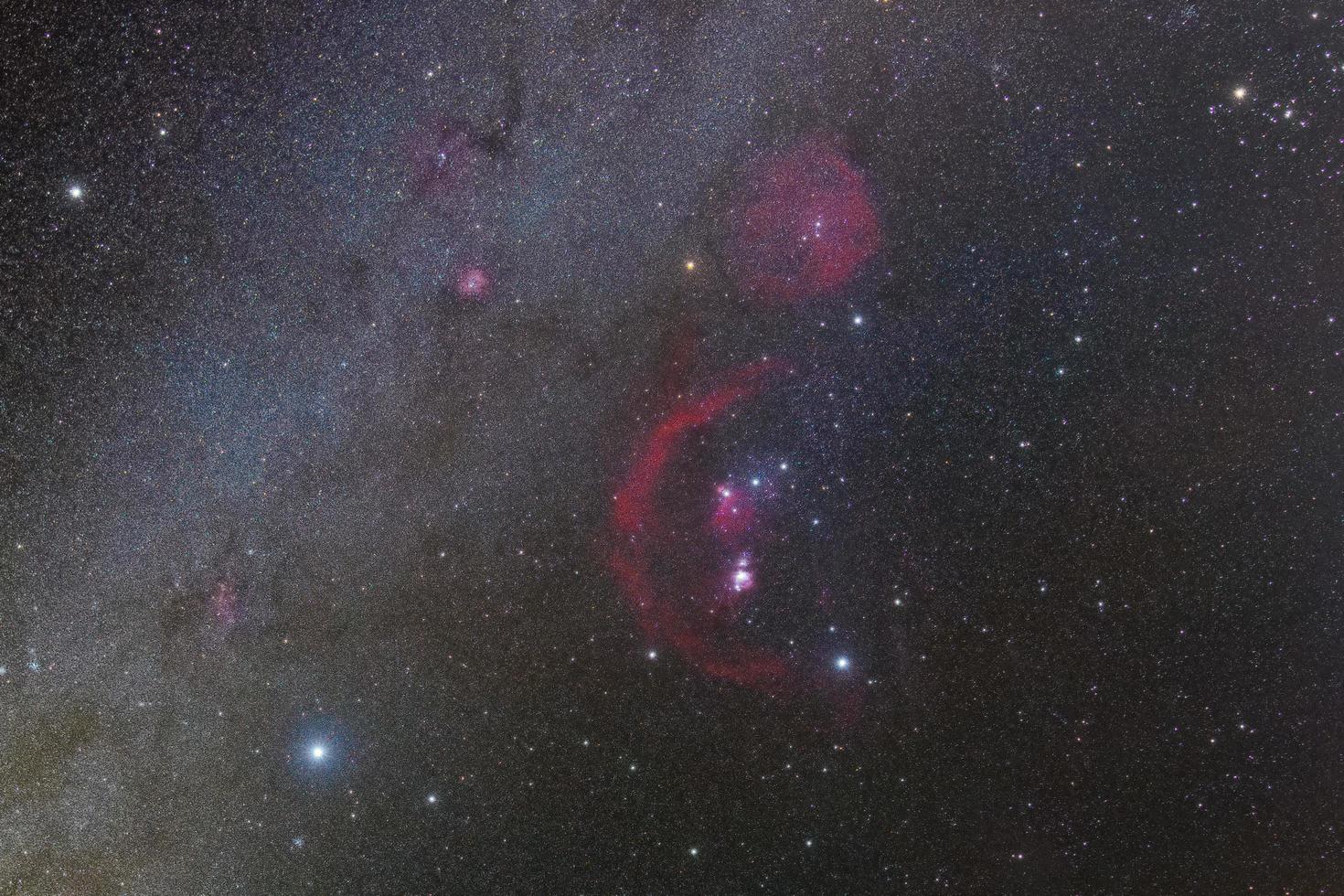 Fotografía de la constelación de Orión con los colores del hidrógeno. foto