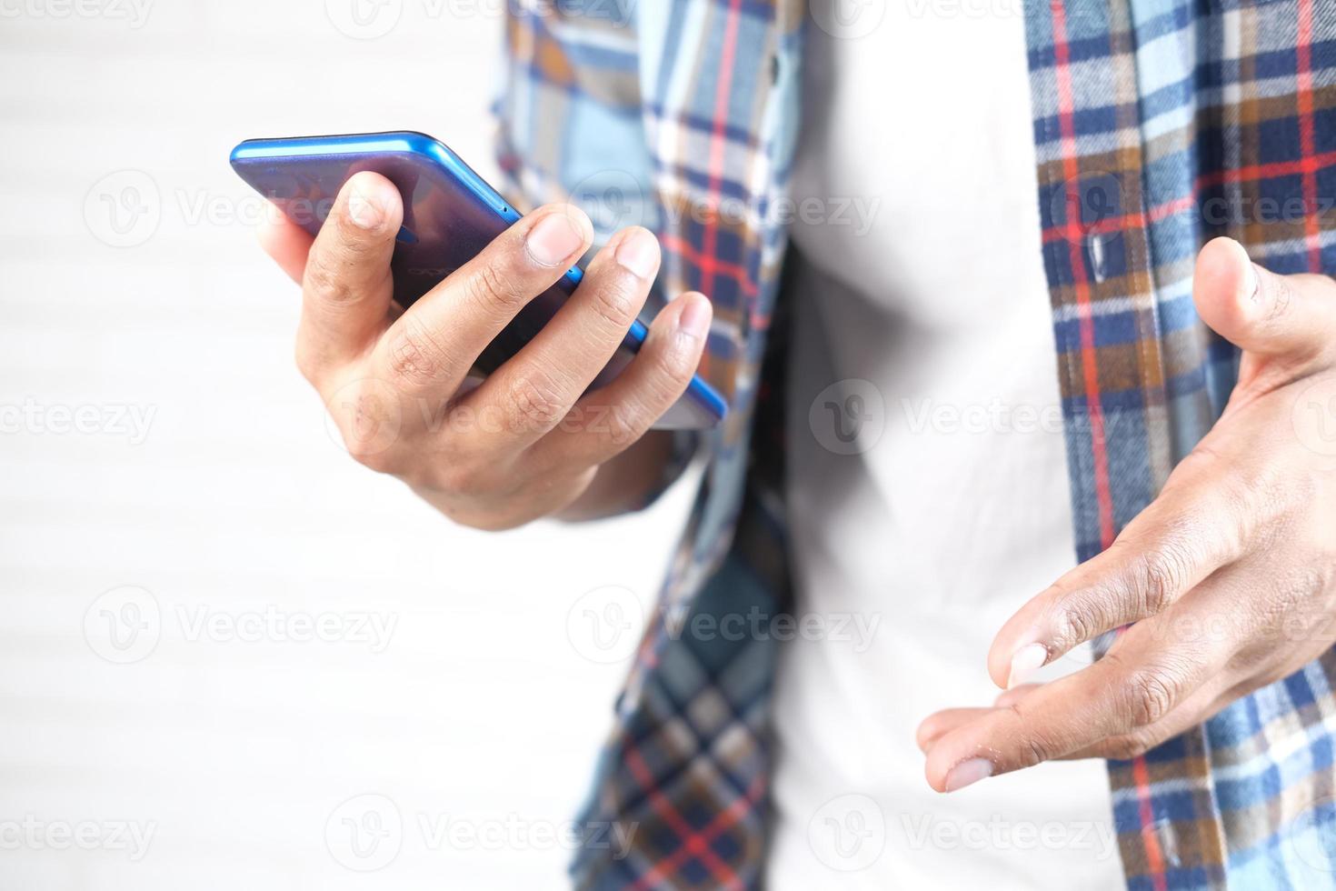 persona que usa un teléfono inteligente azul foto