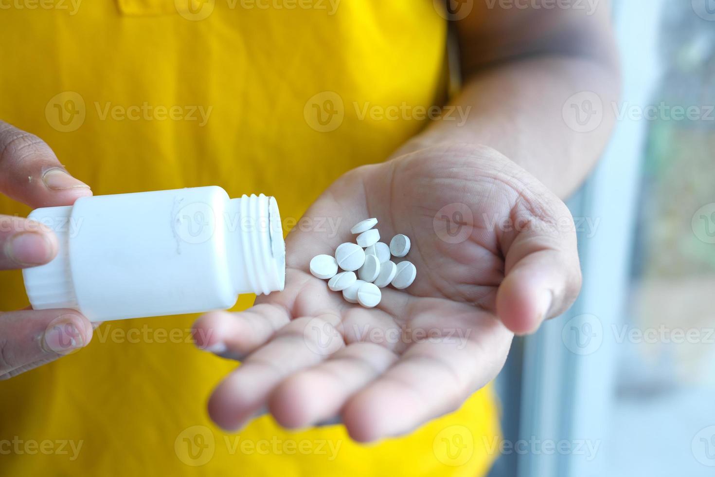 pastillas en una mano foto