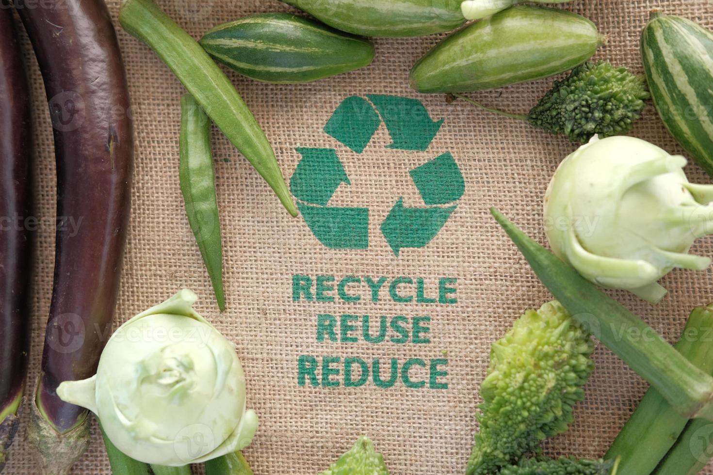 concepto de reciclaje con verduras foto