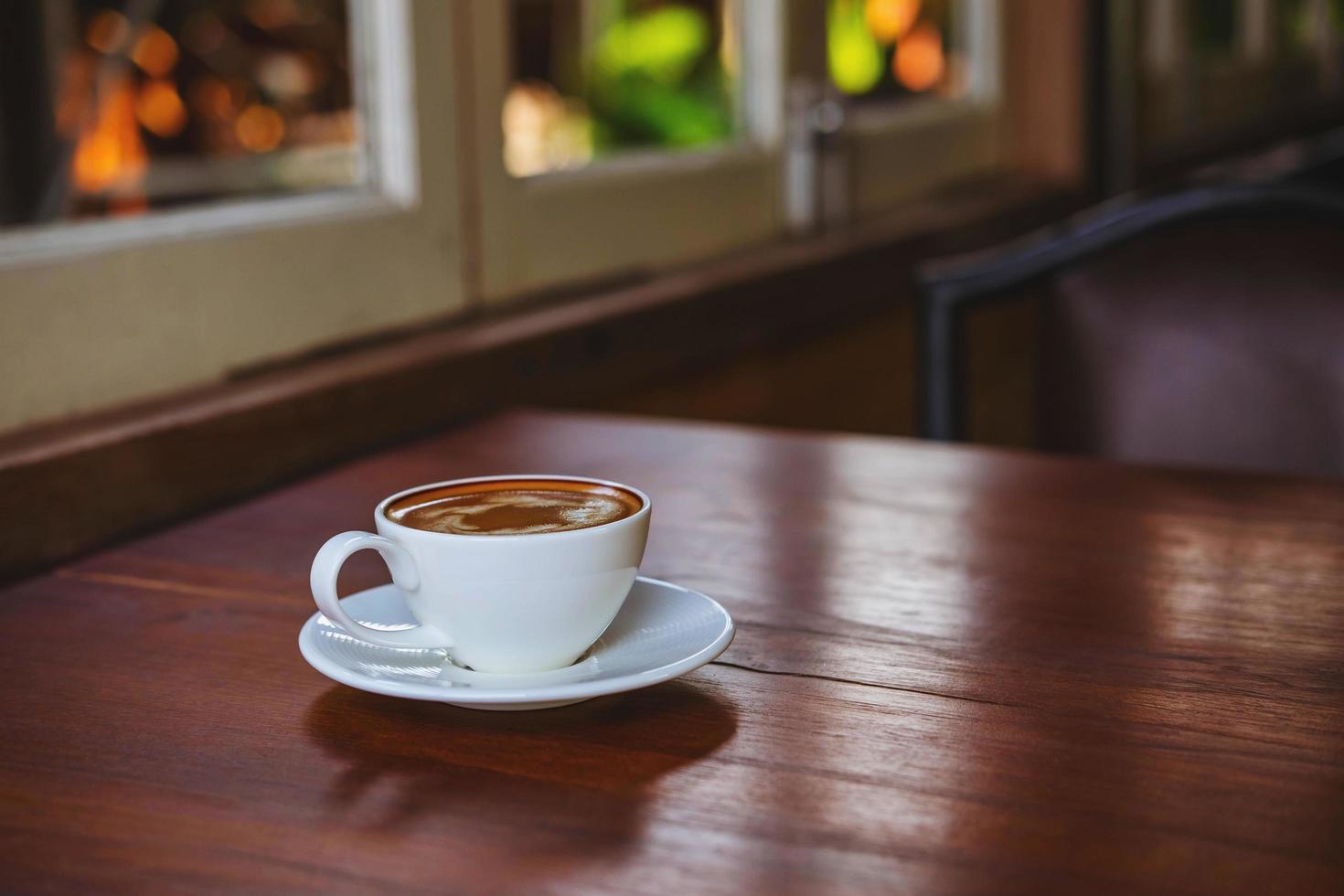 café con leche en una mesa de madera foto
