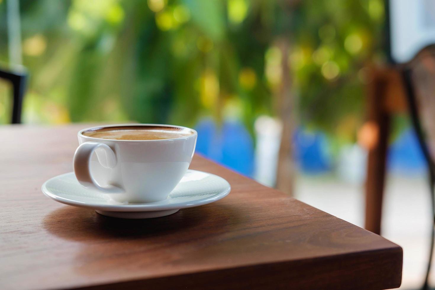 café con leche en una mesa al aire libre foto