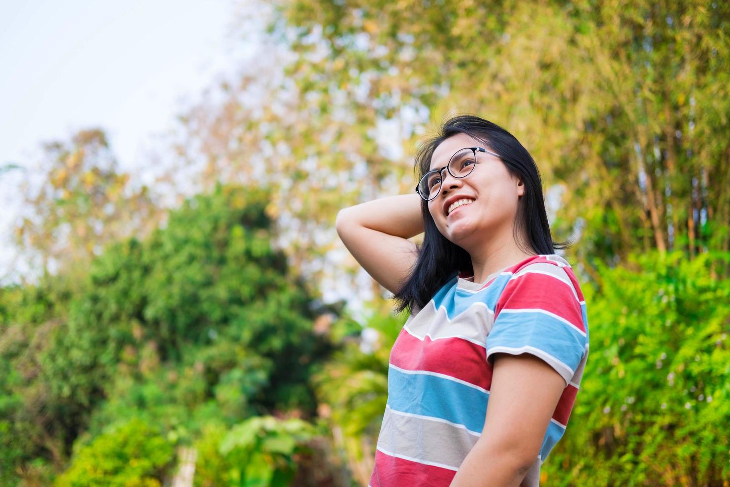 mujer sonriente afuera foto