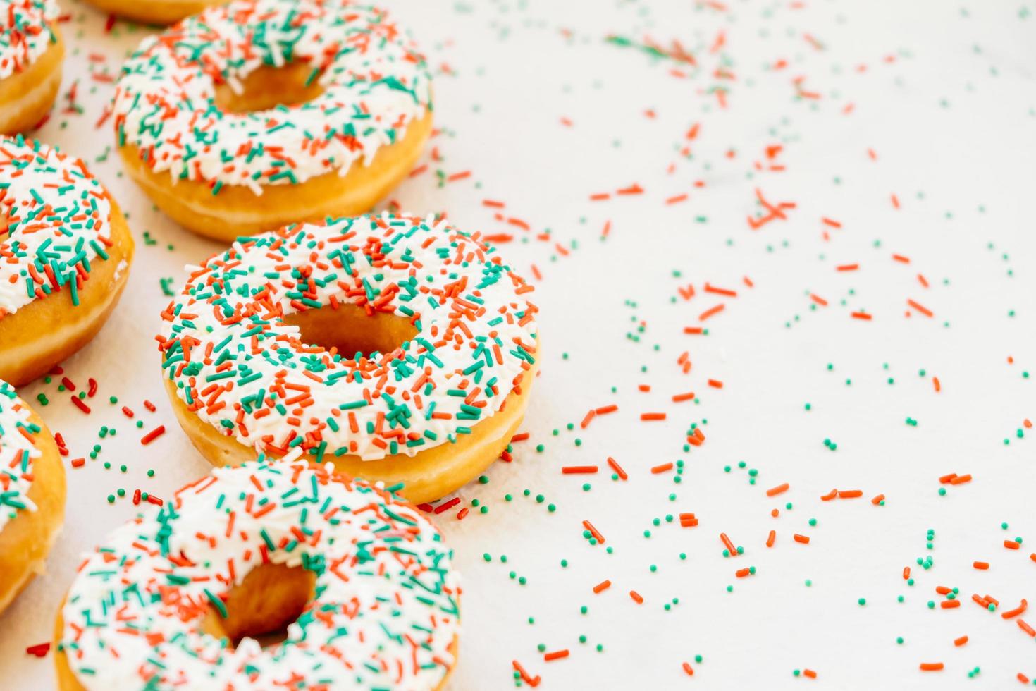 rosquillas con crema de chocolate blanco y azúcar picado foto