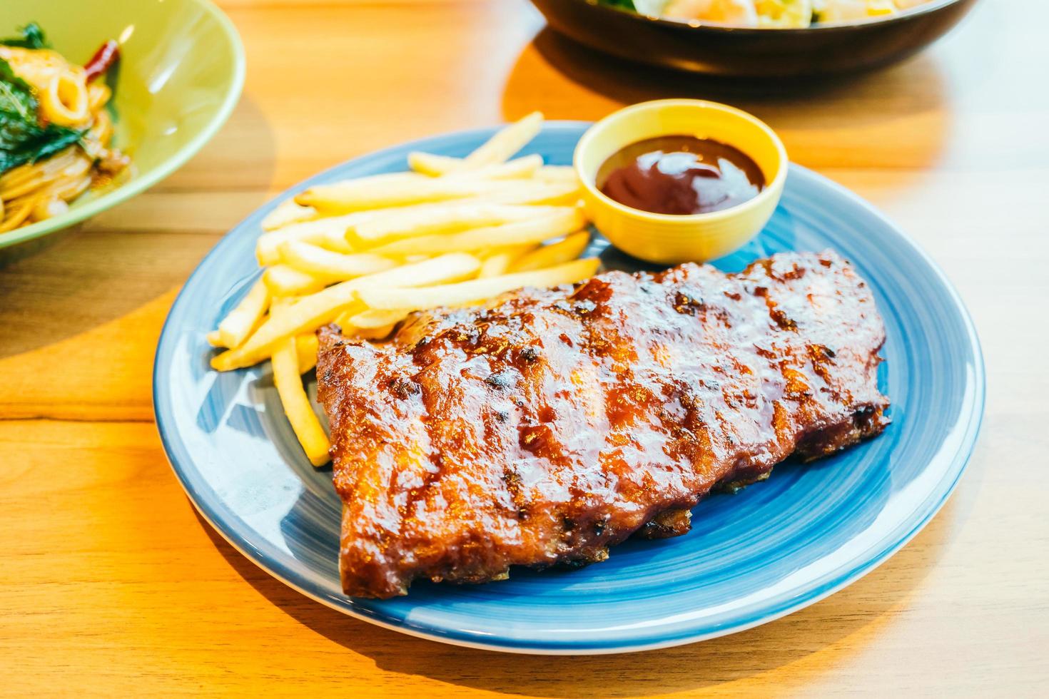 BBQ a la parrilla o costilla a la barbacoa con papas fritas foto