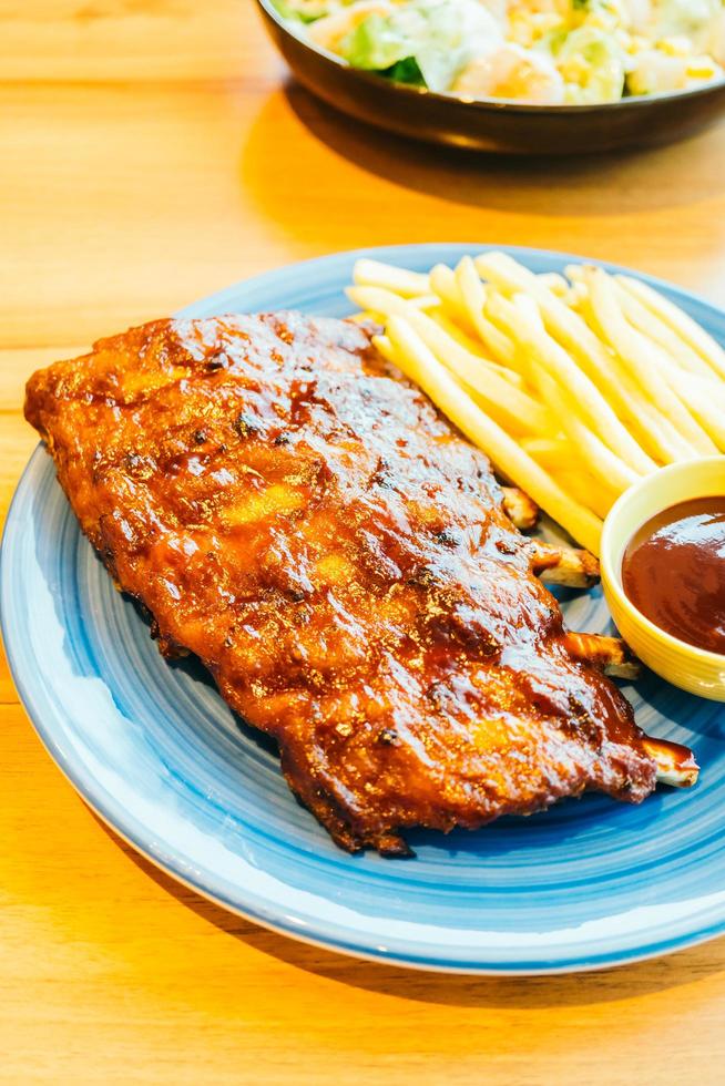 BBQ a la parrilla o costilla a la barbacoa con papas fritas foto