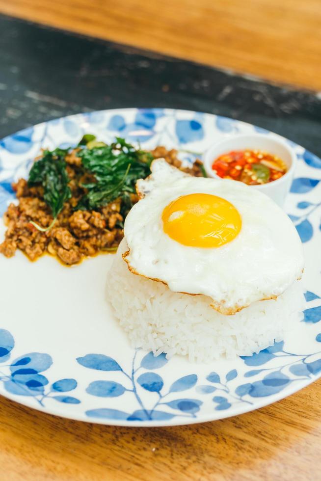 cerdo picante con hojas de albahaca y arroz foto