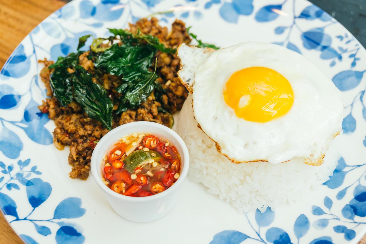 cerdo picante con hojas de albahaca y arroz foto