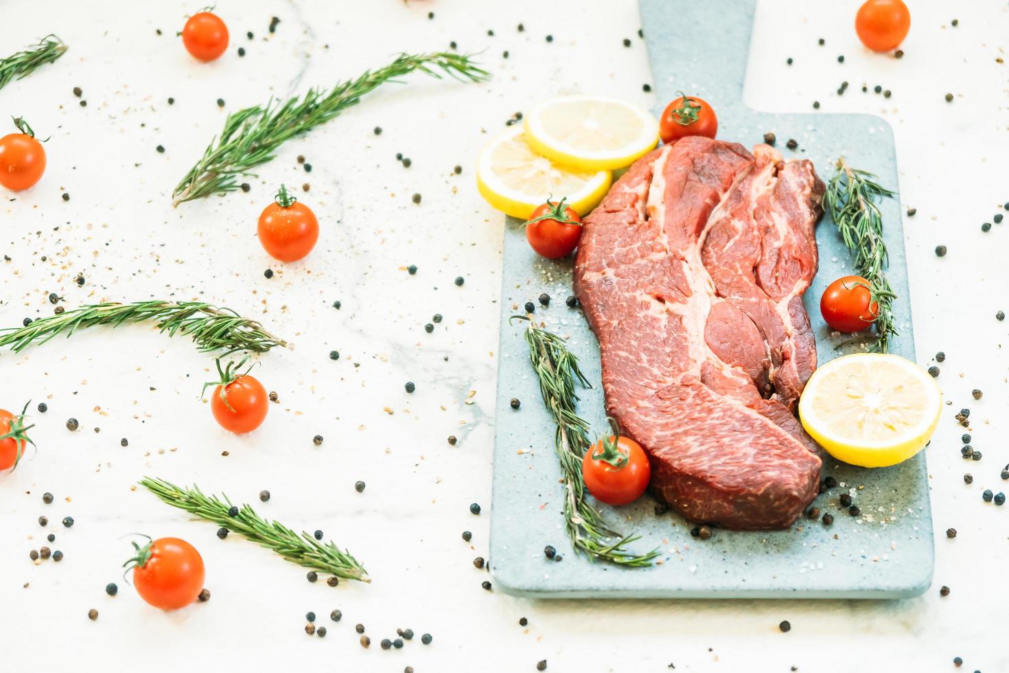 carne de res cruda en tabla de cortar foto