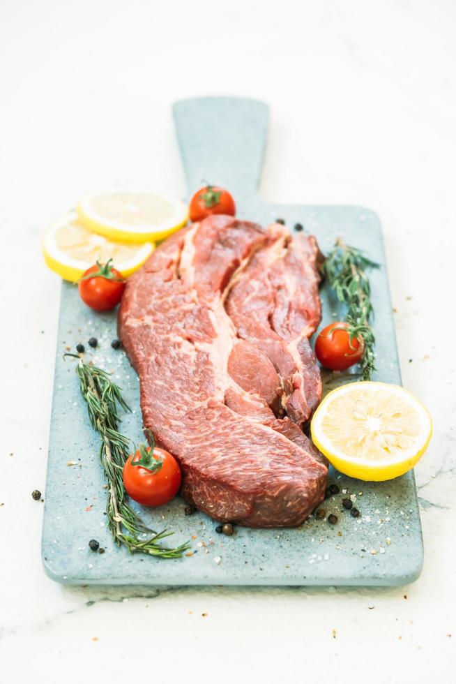 carne de res cruda en tabla de cortar foto