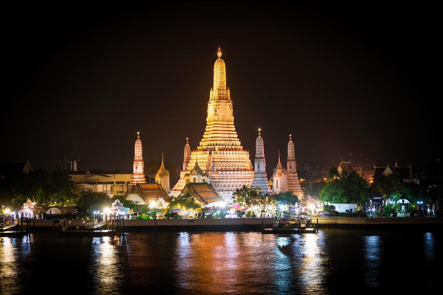 templo de wat arun, símbolo de bangkok, tailandia foto