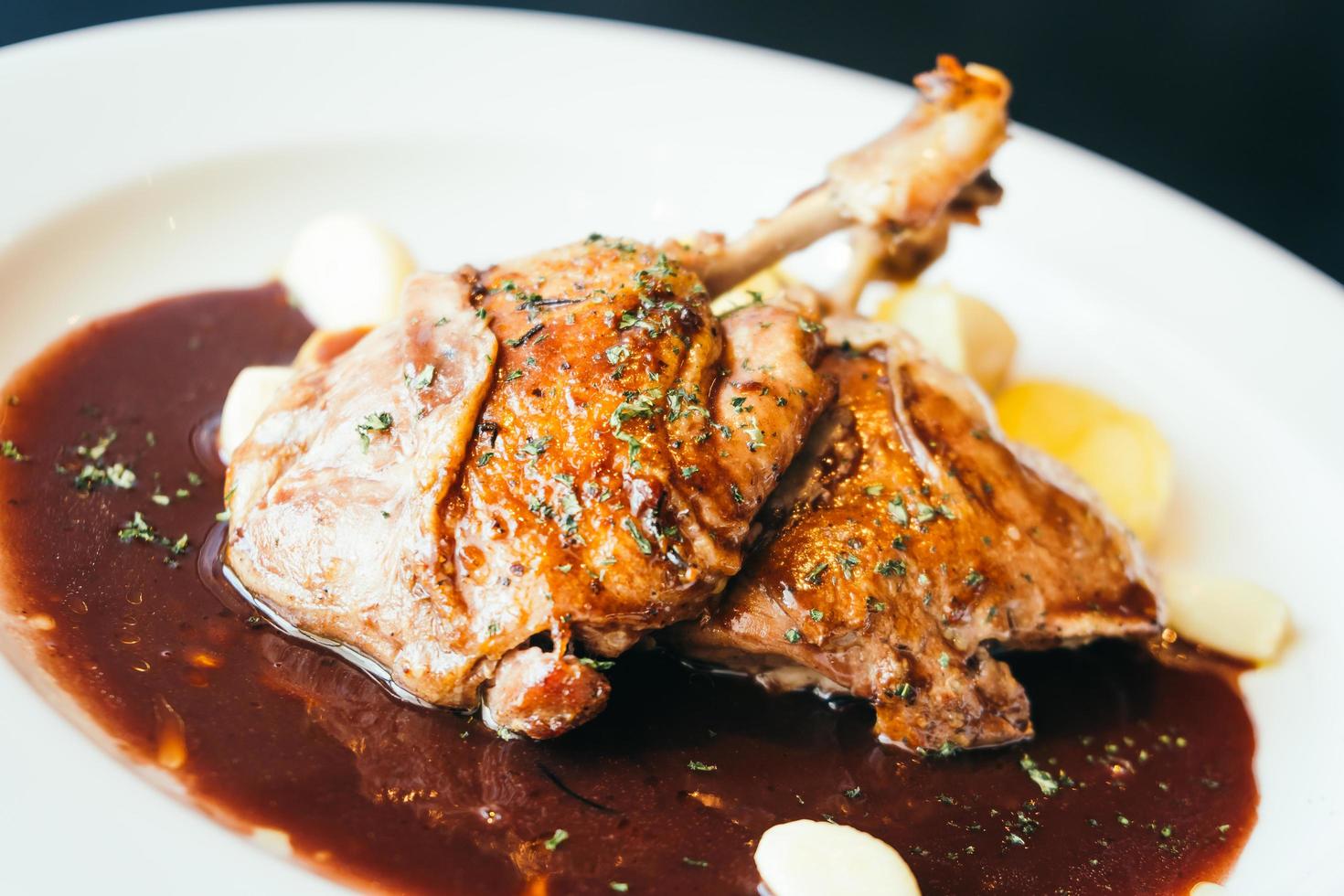 Filete de pechuga de pato en plato blanco foto