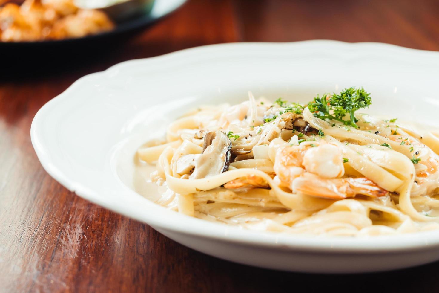 fettucine white cream sauce with shrimp and mushroom photo