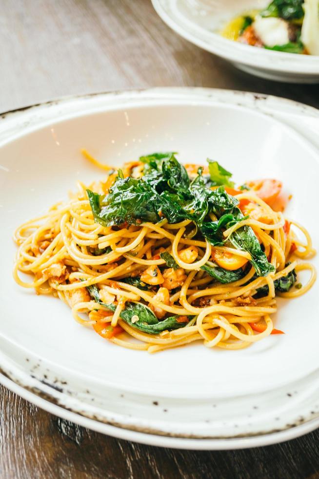 espaguetis picantes y pasta con salmón foto