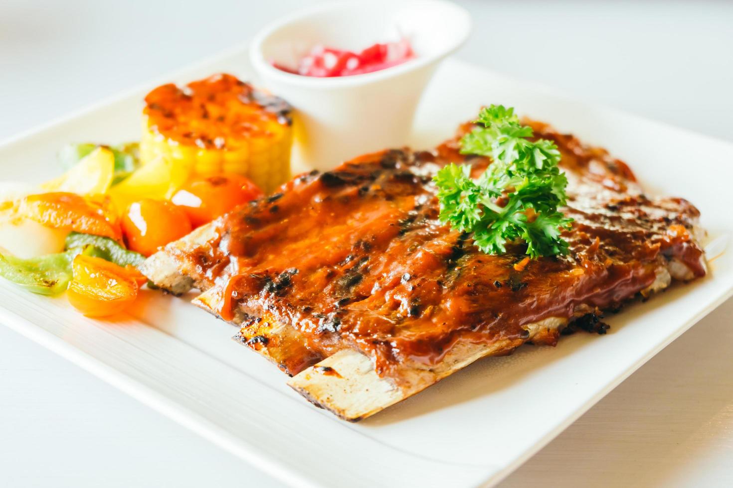 costillas de cerdo a la parrilla con salsa bbq foto