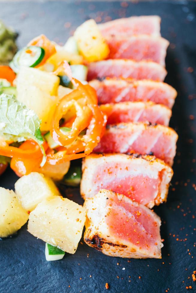 Ensalada de atún crudo a la plancha con verdura foto