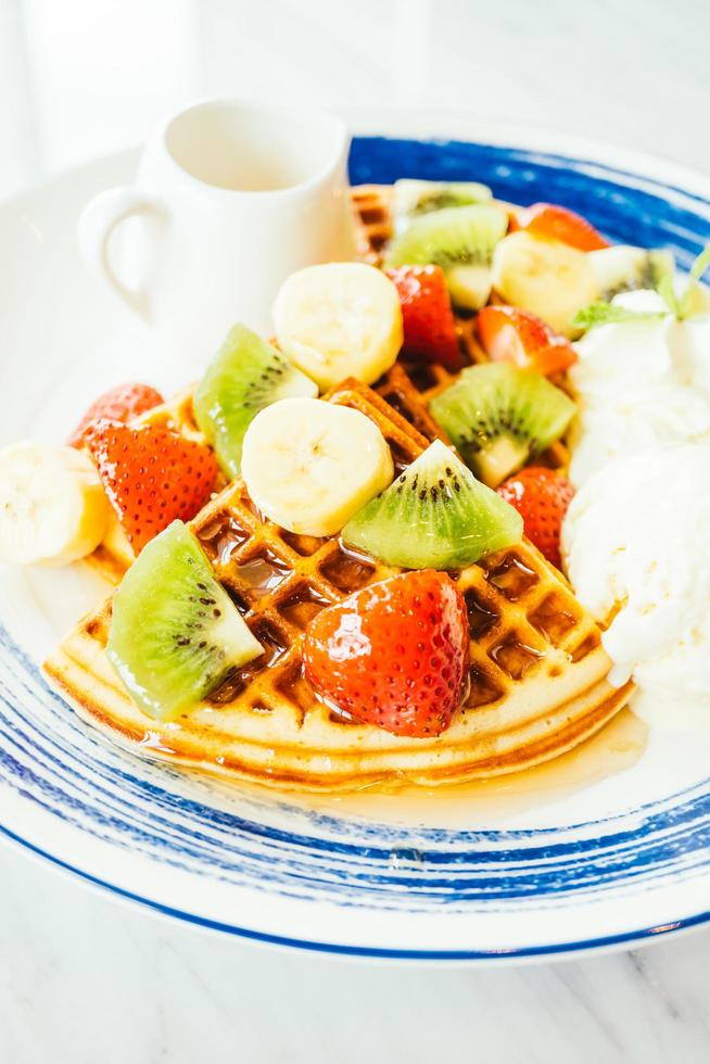 mezcla de frutas sobre panqueques y helado foto