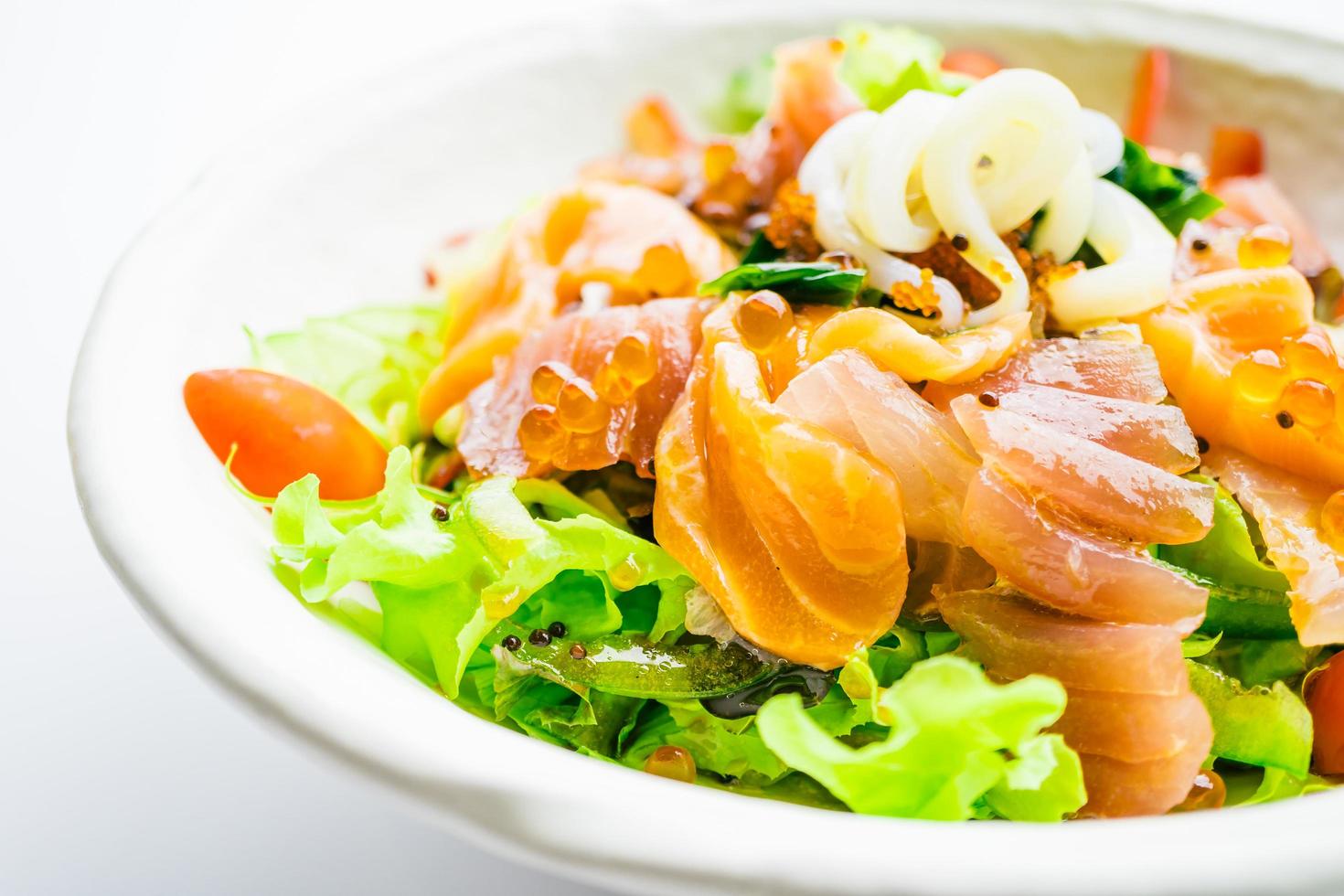 Ensalada mixta de mariscos con salmón, atún, calamar y otros pescados foto