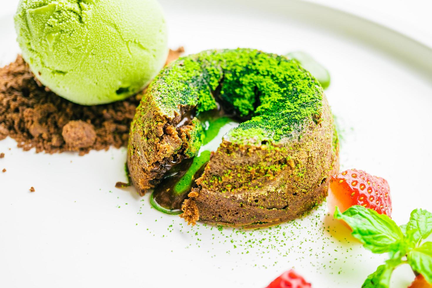 lava de chocolate de té verde con helado y fresa foto