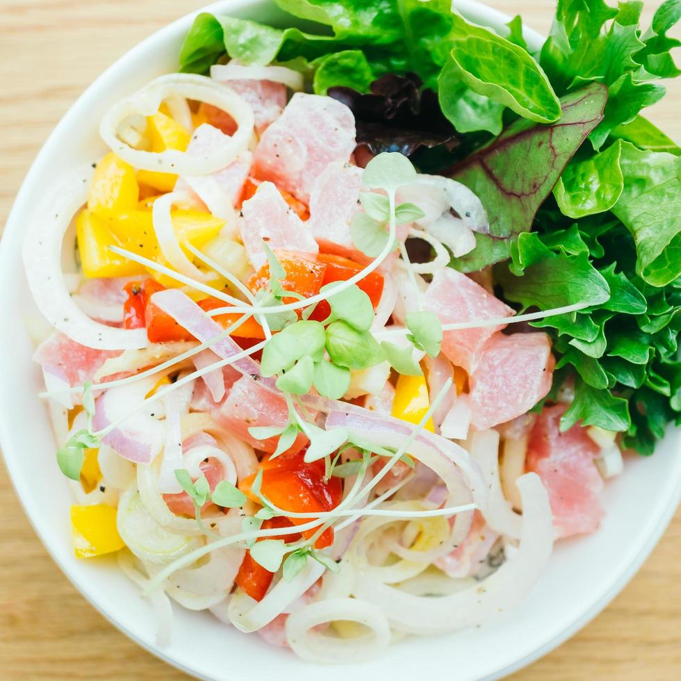 atún crudo y fresco con ensalada de verduras foto