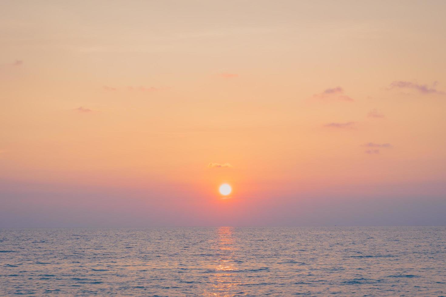 puesta de sol con mar foto