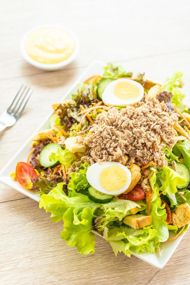 carne de atún y huevos con ensalada de verduras frescas foto