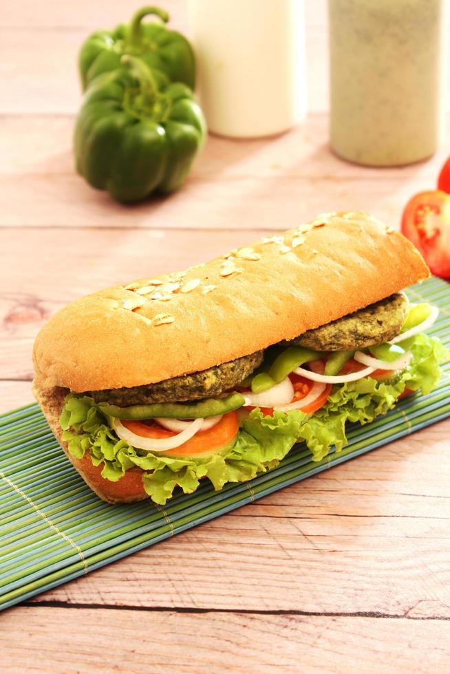 sándwich vegetariano con verduras, pimiento, tomate, lechuga y salsa foto