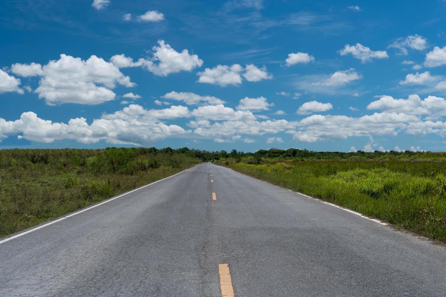 pequeña carretera rural con fondo de cielo azul foto