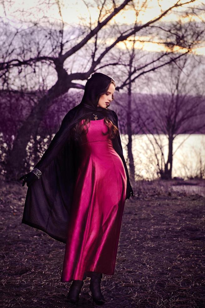 niña sola por la noche en el bosque prepara una poción y se maravilla para el matrimonio foto