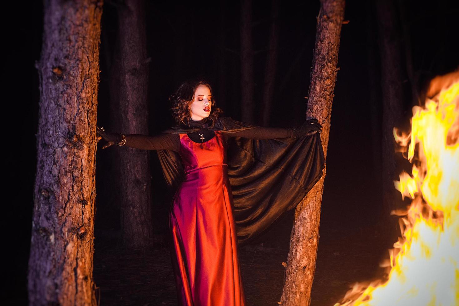 niña sola por la noche en el bosque prepara una poción y se maravilla para el matrimonio foto