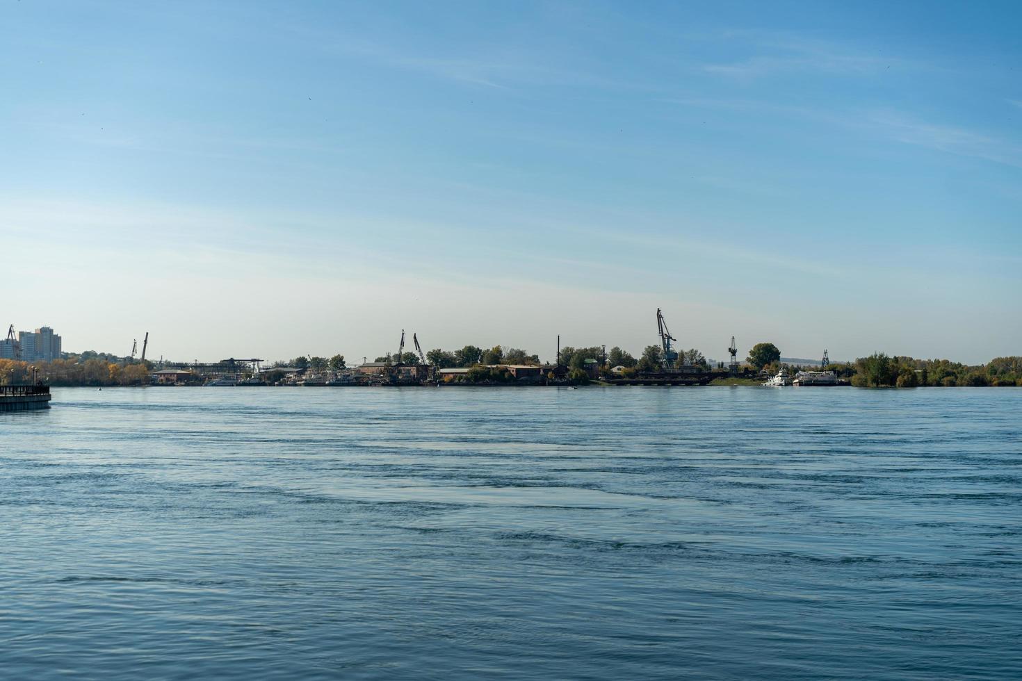 paisaje del río angara y la costa de irkutsk, rusia foto